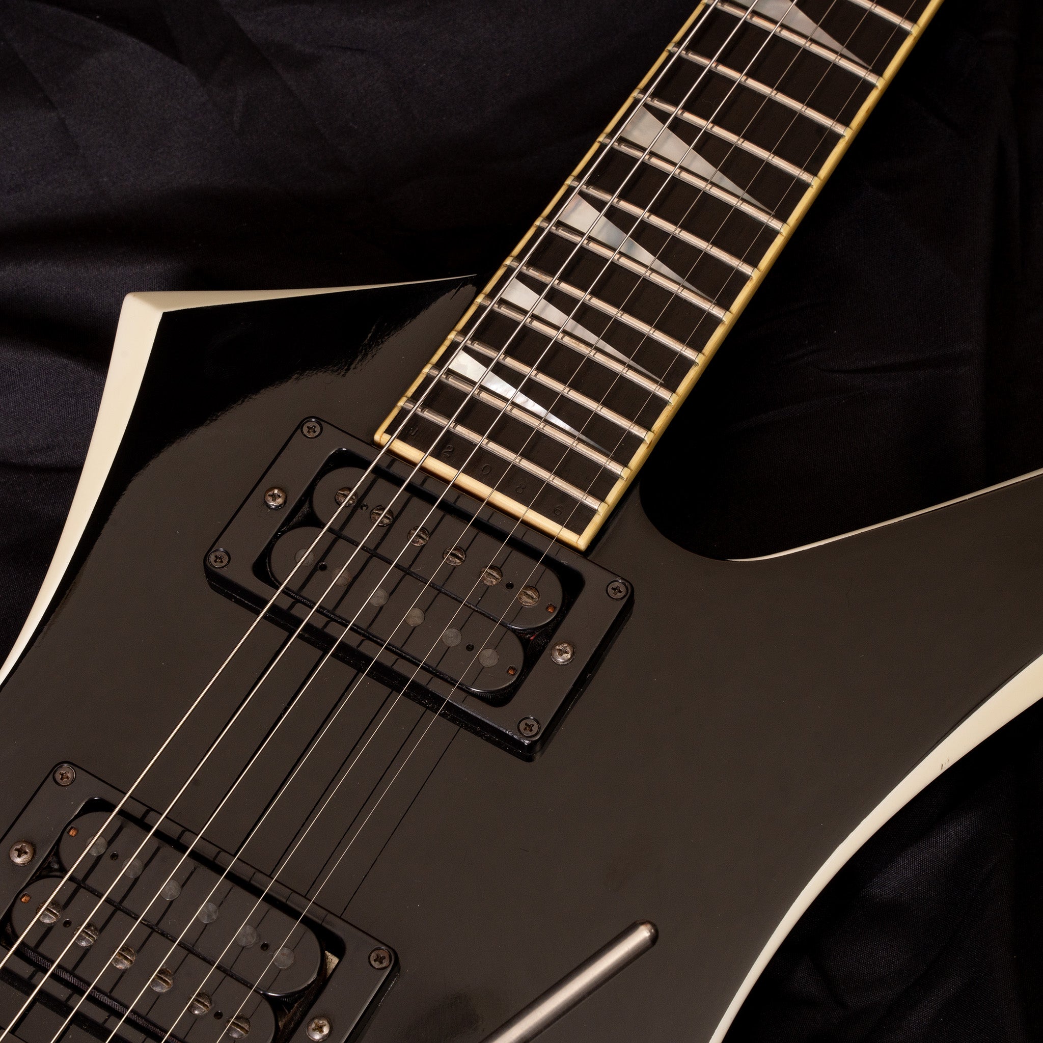 Jackson | USA Custom Shop Kelly Black With White Bevels and Kahler 1986